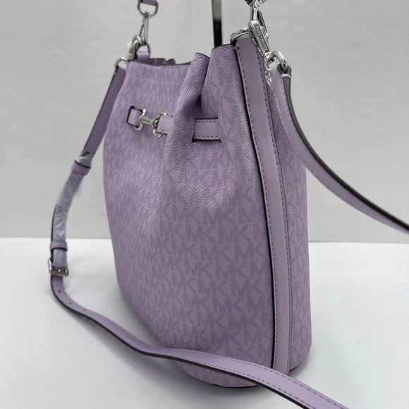 MICHAEL KORS Carson Md Sign Logo Convertible Bucket Cross Shoulder
Lt Quartz
NWT - Picture 13 of 16